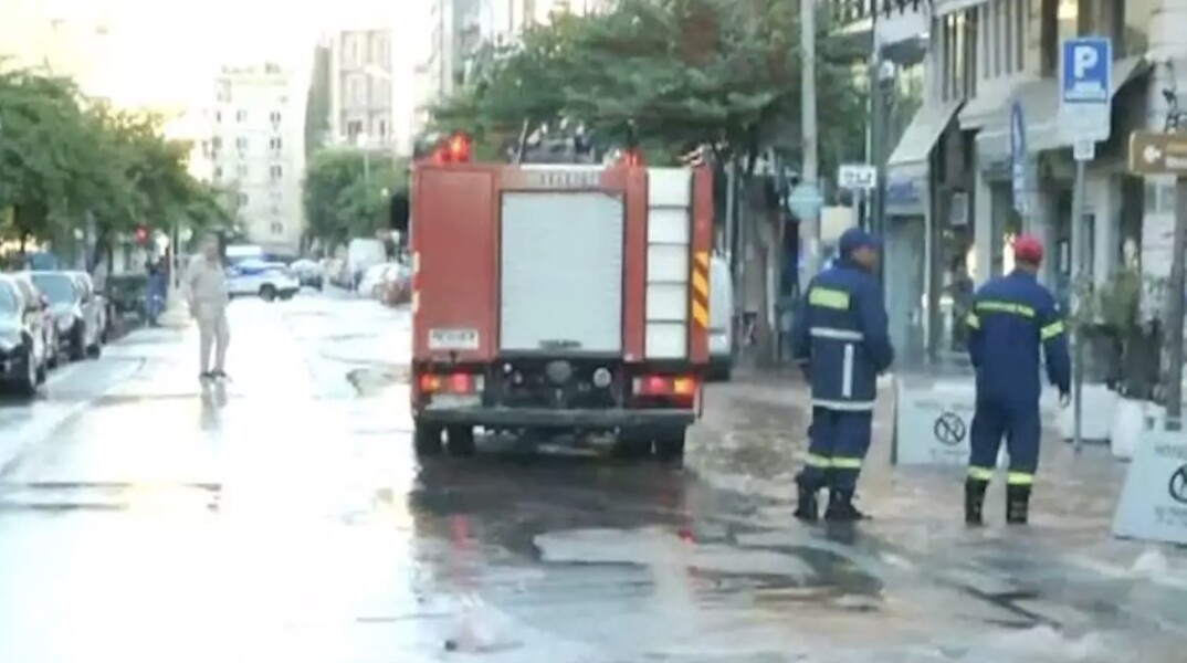 Πυροσβεστικό όχημα στην οδό Ερμού μετά από πλημμύρα από σπάσιμο αγωγού
