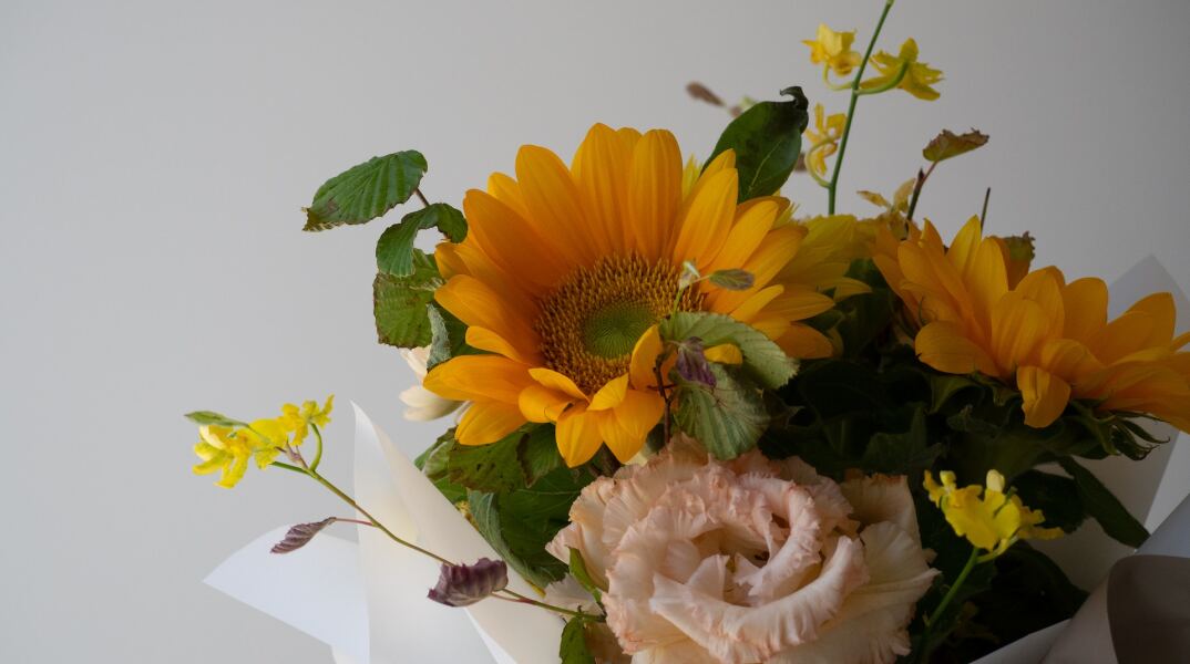 Μπουκέτο με ήλιους και άλλα λουλούδια για τους εορτάζοντες σήμερα 7 Αυγούστου 2023