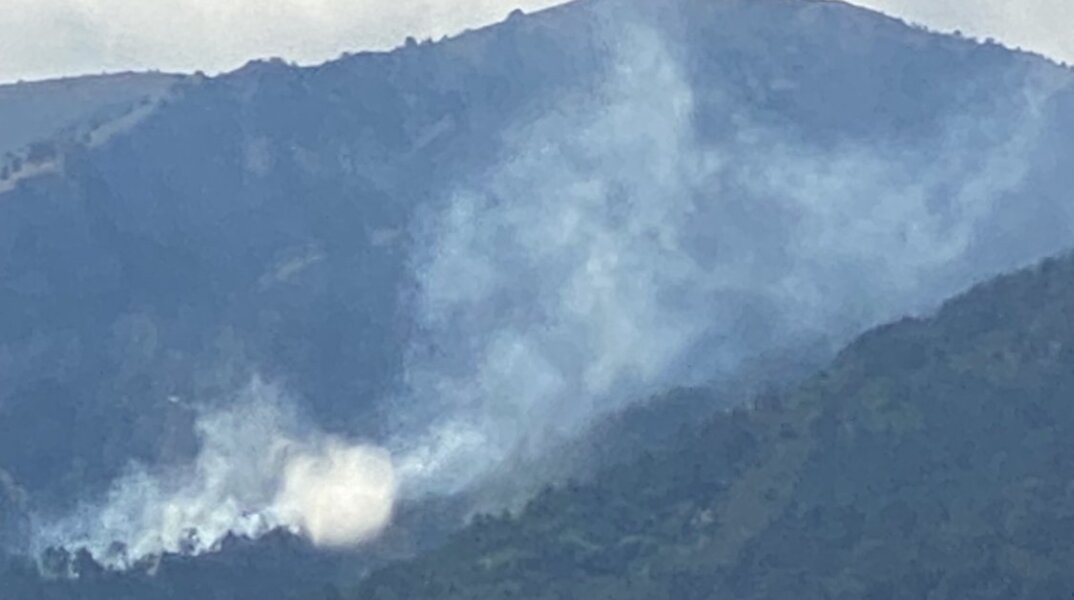 Φωτιά στον Όλυμπο - Καπνός ξεπηδά μέσα από δύσβατη, πευκόφυτη περιοχή