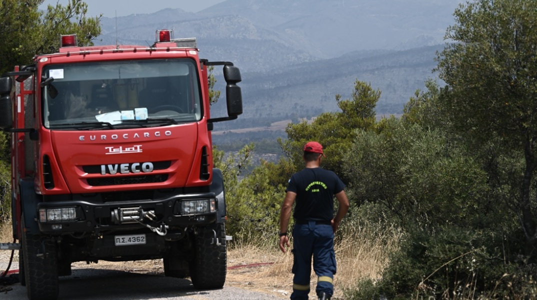 Πυροσβέστης και όχημα σε επιχείρηση φωτιάς