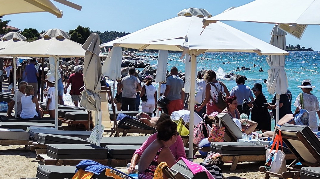 Κίνημα της Πετσέτας: Διαμαρτυρίες στη Νικήτη και την Ποτίδαια  - Κινητοποίηση πολιτών με αίτημα την ελεύθερη πρόσβαση στις παραλίες.