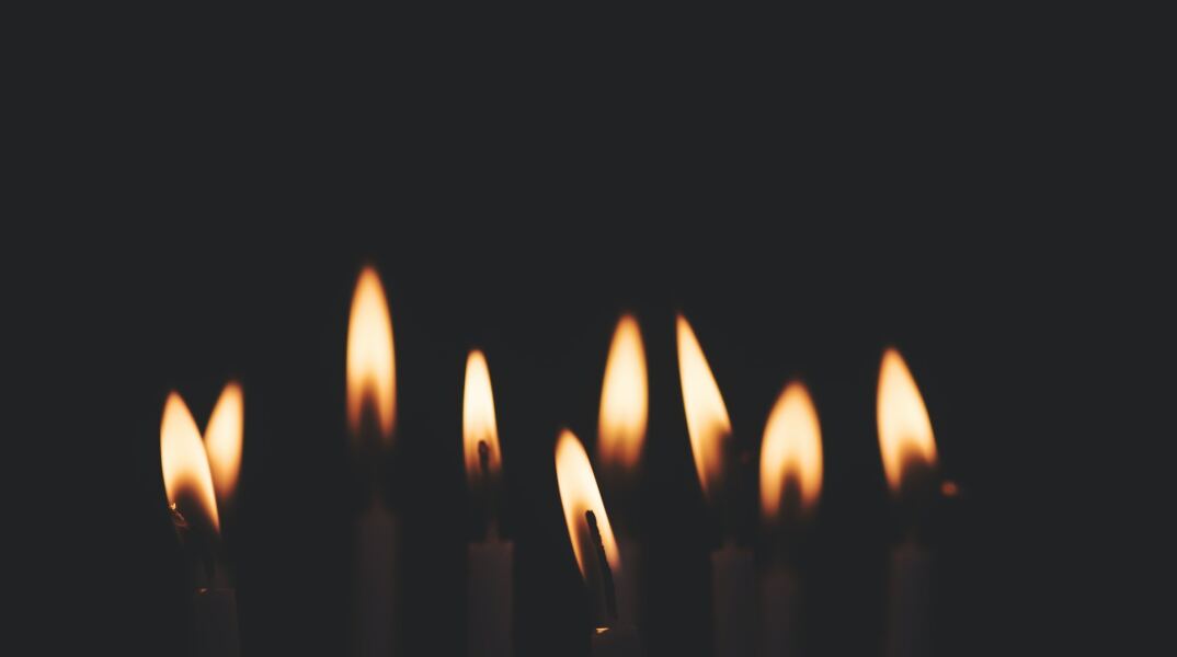 Κεράκια σε σκοτεινό φόντο