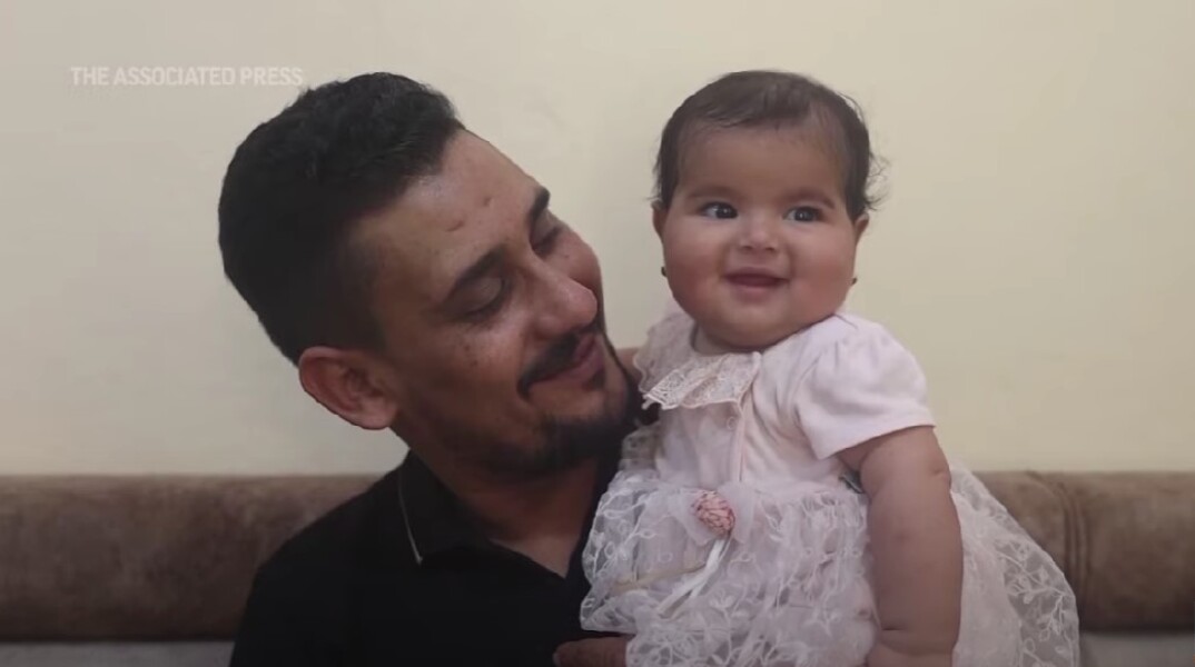 Η Άφραα χαμογελά στην αγκαλιά του θετού πατέρα της έξι μήνες μετά τον φονικό σεισμό στη Συρία