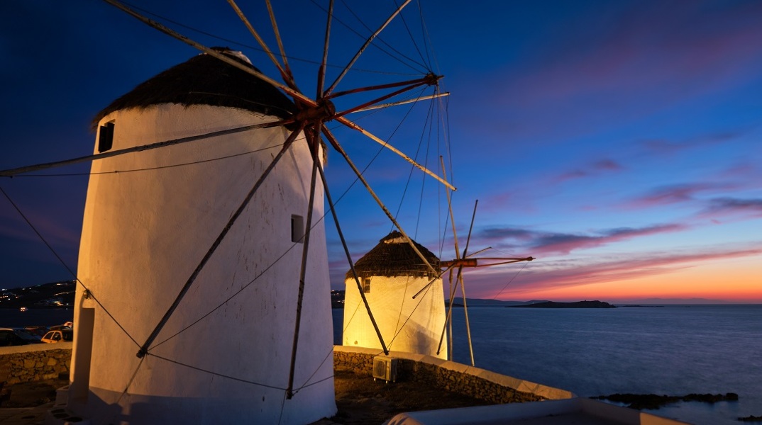 Στο σκοτάδι και τη... δυσοσμία η Μύκονος