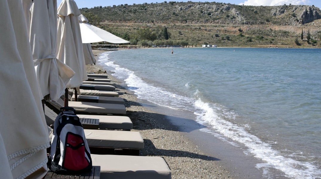 Οι κλέφτες με τις ξαπλώστρες