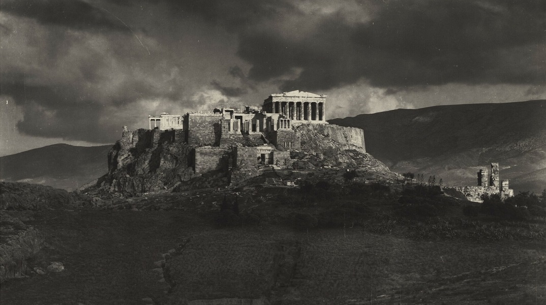 «Oι κολόνες της Ακρόπολης στο χρώμα του κεχριμπαριού είναι από τα ωραιότερα πράγματα που έχω δει στη ζωή μου» Σίγκμουντ Φρόυντ. Φωτ:  Francois -Frederic Boissonnas, ,1907