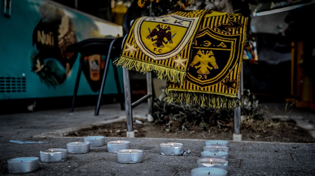 Λίγα κεράκια και ένα κασκόλ της ΑΕΚ στο σημείο που δολοφονήθηκε ο 29χρονος έξω από το γήπεδο της ΑΕΚ