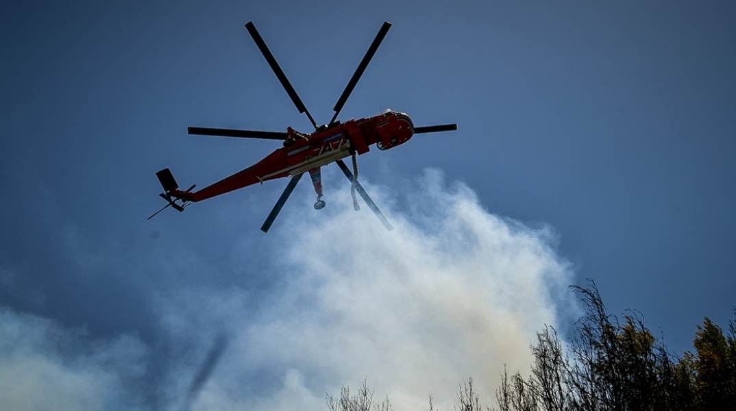 Εναέριες δυνάμεις επιχειρούν για την κατάσβεση φωτιάς - Η κάτω όψη πυροσβεστικού αεροσκάφους