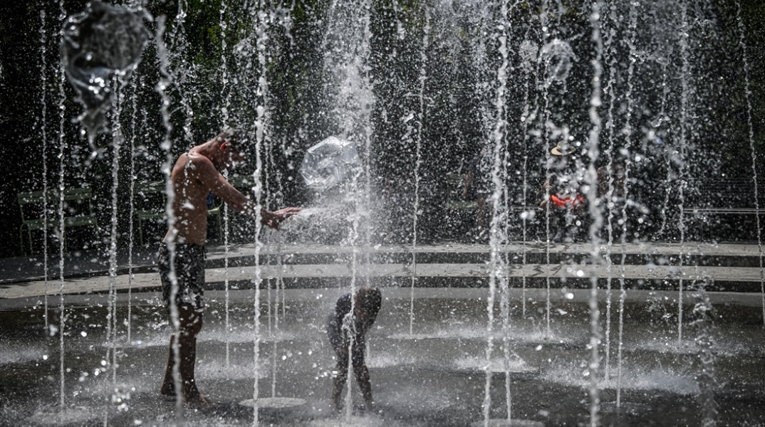Παιδί με τον μπαμπά του δροσίζονται σε σιντριβάνι