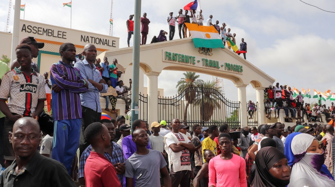 Διαδηλωτές στον Νίγηρα με τη σημαία στα χέρια