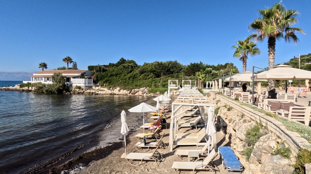 Ξαπλώστρες σε παραλία της Κέρκυρας