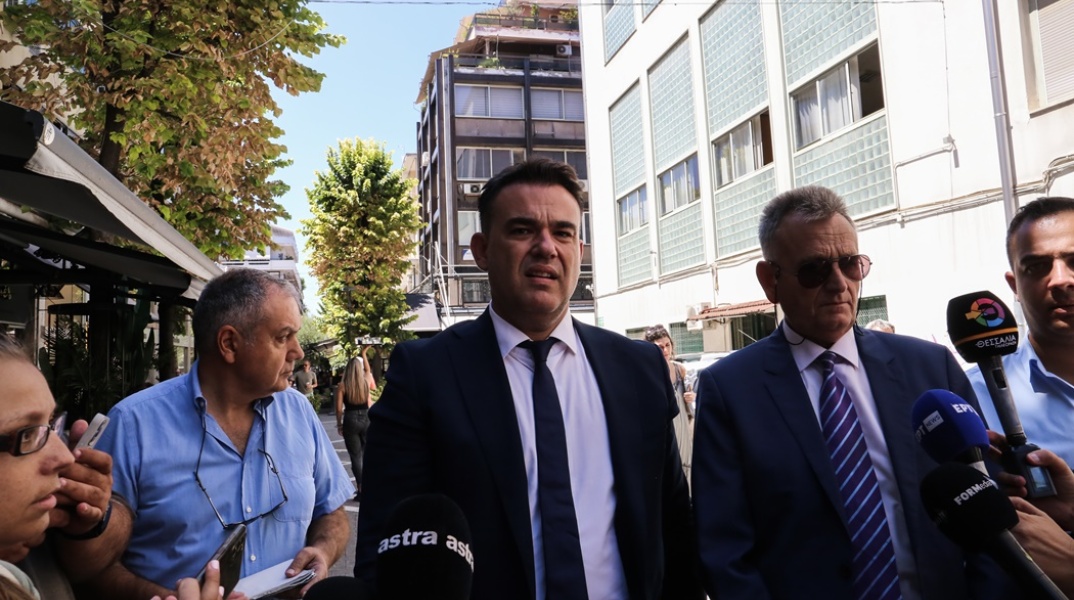 Οι συνήγοροι έξω από το κτίριο της εισαγγελίας όπου απολογήθηκε και κρίθηκε προφυλακιστέος ο 53χρονος για τον ξυλοδαρμό της συζύγου του 