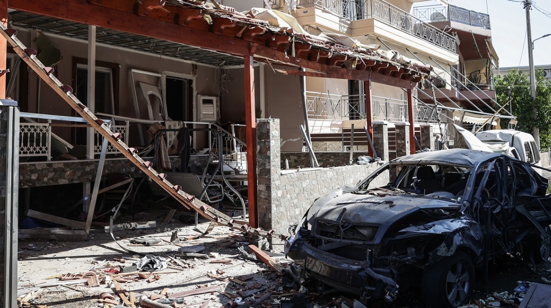 Ασπρόπυργος: Ζημιές σε 11 σπίτια, έναν επαγγελματικό χώρο και 10 αυτοκίνητα από την ισχυρή έκρηξη τα ξημερώματα - Τοποθετήθηκε βομβιστικός μηχανισμός.