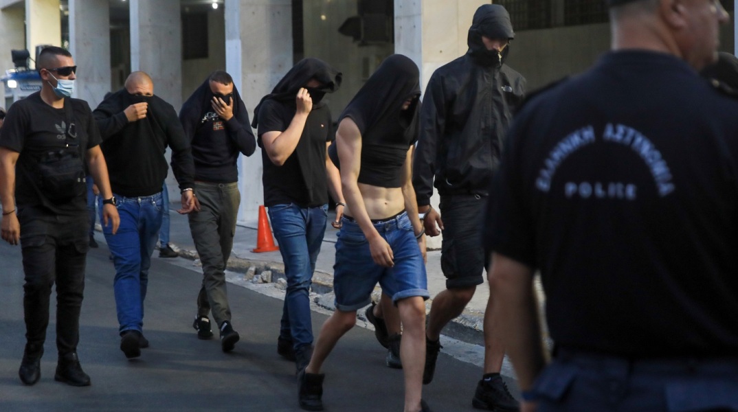 Η δολοφονία του Μιχάλη Κατσουρή από χούλιγκαν, η απουσία του κράτους, οι μαφίες του ποδοσφαίρου και η τυφλή βία. 