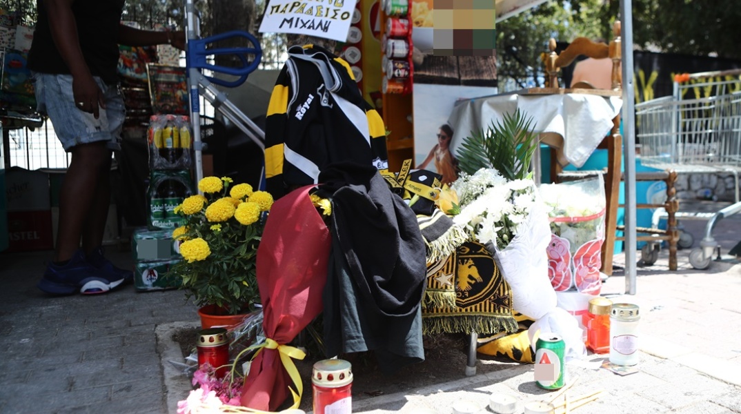 Λίγα λουλούδια, κεριά και κασκόλ της ΑΕΚ στο σημείο της δολοφονίας του Μιχάλη Κατσουρή στη Νέα Φιλαδέλφεια