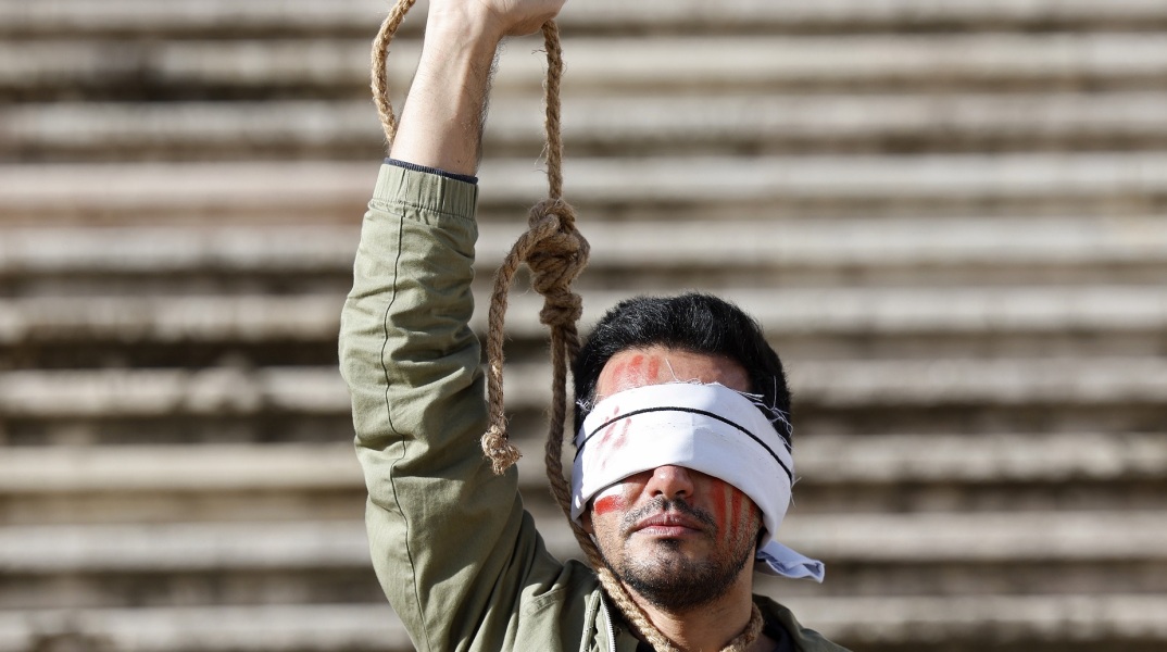 Ιράν: Πέντε άνδρες εκτελέστηκαν για τον βιασμό μιας γυναίκας - Ρεκόρ στους απαγχονισμούς καταγράφει η χώρα - Τα στοιχεία της Διεθνούς Αμνηστίας.