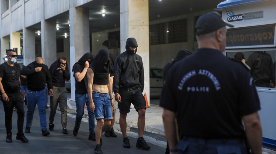 Οι Κροάτες συλληφθέντες για τα επεισόδια και τη δολοφονία του 29χρονου Μιχάλη οδηγούνται στη ΓΑΔΑ