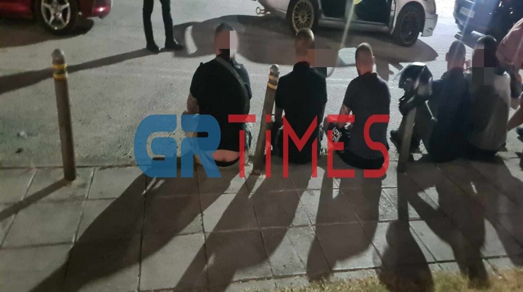 Καθισμένοι ο ένας δίπλα από τον άλλον οι 16 που προσήχθησαν στη Θεσσαλονίκη