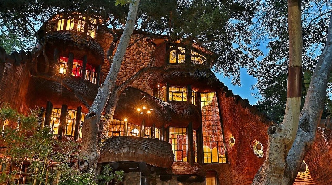 Πωλείται το εμπνευσμένο από τον Γκαουντί «Whale House» στην Καλιφόρνια έναντι 3,25 εκατομμυρίων δολαρίων - Δημιούργημα του αρχιτέκτονα Μάικλ Καρμάικλ.