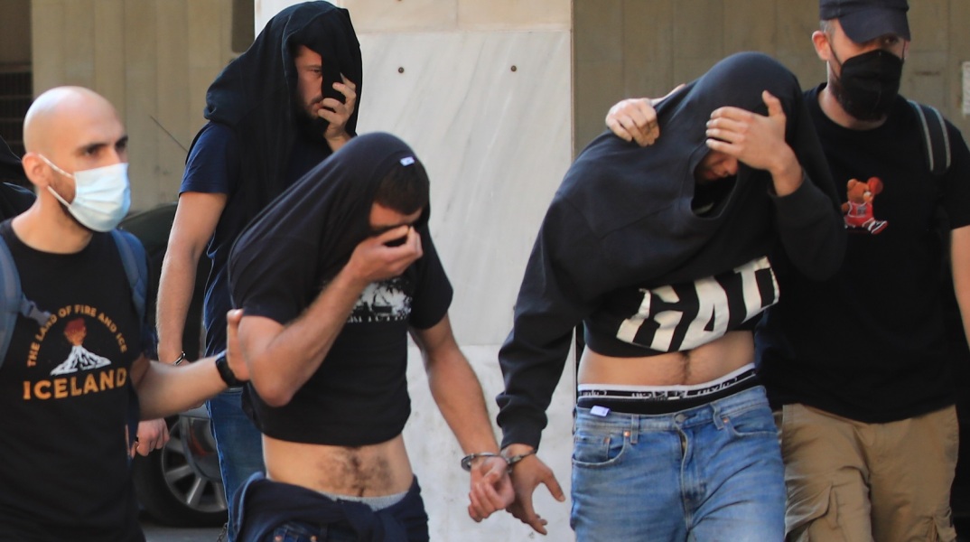 Νέα Φιλαδέλφεια: 13 οι βασικοί ύποπτοι για τη δολοφονική επίθεση στον 29χρονο - Εννέα Κροάτες, τρεις Έλληνες και ένας Αλβανός στη λίστα της ΕΛ.ΑΣ.