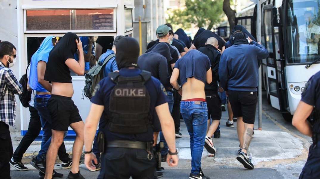 Οι κατηγορούμενοι για τη δολοφονία του 29χρονυ Μιχάλη Κατσουρή οδηγούνται στον εισαγγελέα