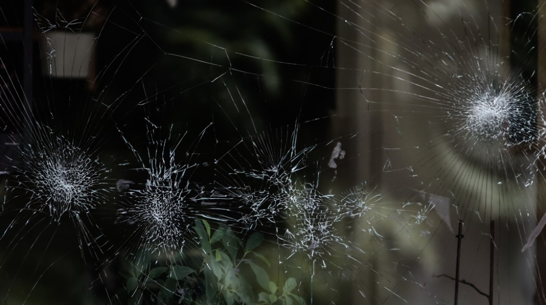 Επίθεση σε καφετέρια στους Αμπελόκηπους - Ζημιές στη τζαμαρία