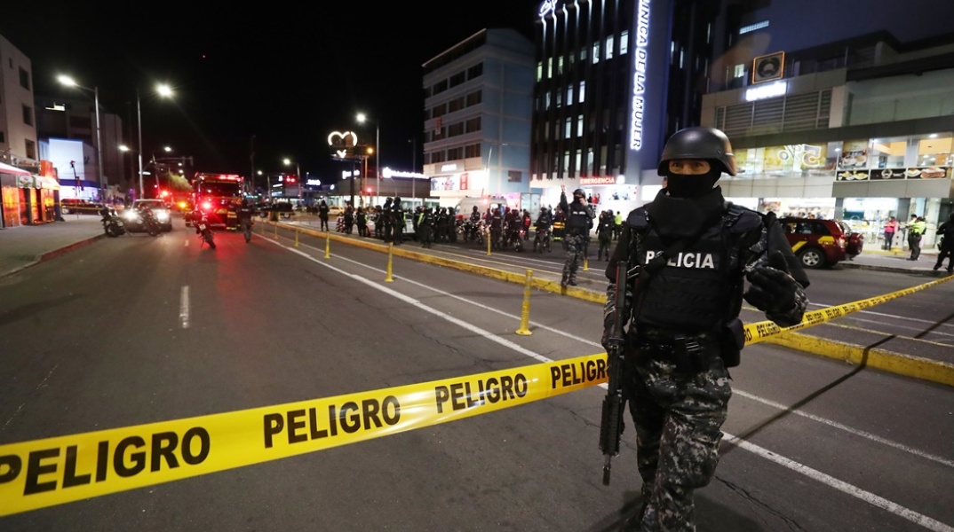 Αποκλεισμένο από τους αστυνομικούς το σημείο της δολοφονίας του Φερνάντο Βιγιαβισένσιο συγκλονίζει τον Ισημερινό