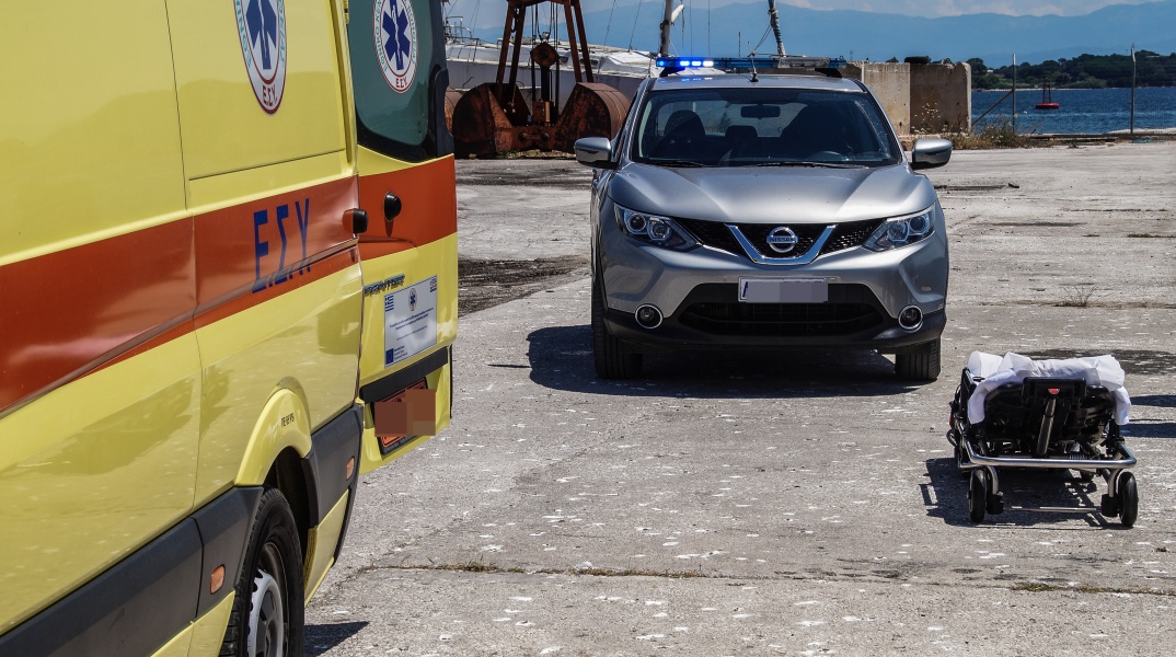 Ασθενοφόρο και όχημα του λιμενικού σε λιμάνι - Φορείο έτοιμο να παραλάβει ασθενή