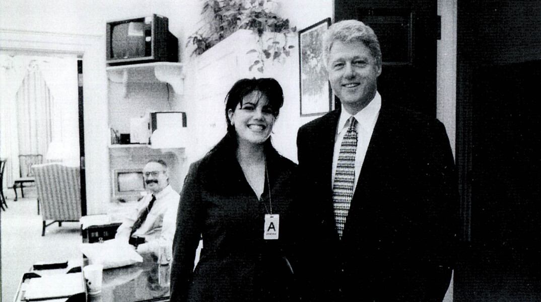 Η Μόνικα Λεβίνσκι και ο Μπιλ Κλίντον ποζάρουν χαμογελαστοί τον Σεπτέμβριο του 1998 στον Λευκό Οίκο