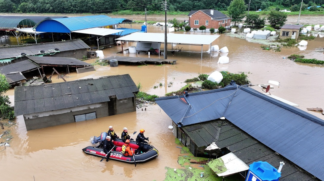 Νότια Κορέα - καταιγίδα Χανούν: Πάνω από 10.000 άνθρωποι εγκατέλειψαν τις εστίες τους, εκατοντάδες πτήσεις ακυρώθηκαν - Εκδόθηκαν προειδοποιήσεις σε όλη τη χώρα.