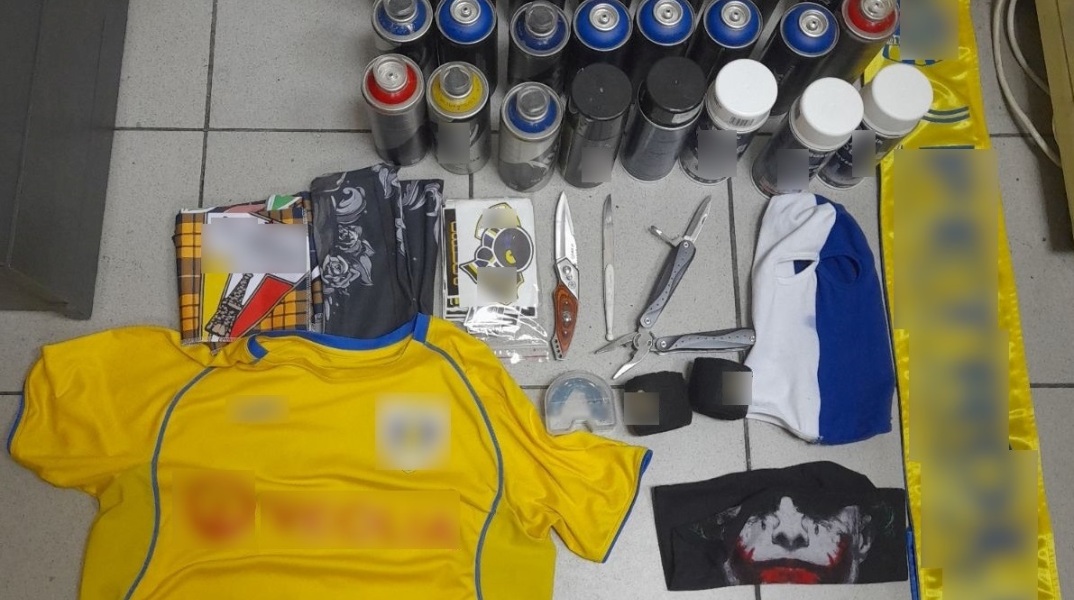 Σέρρες: Σύλληψη επτά Ρουμάνων οπαδών στον Προμαχώνα - Κατευθυνόταν στον Πειραιά για τον αγώνα του Ολυμπιακού - Βρέθηκαν όπλα στην κατοχή τους. 