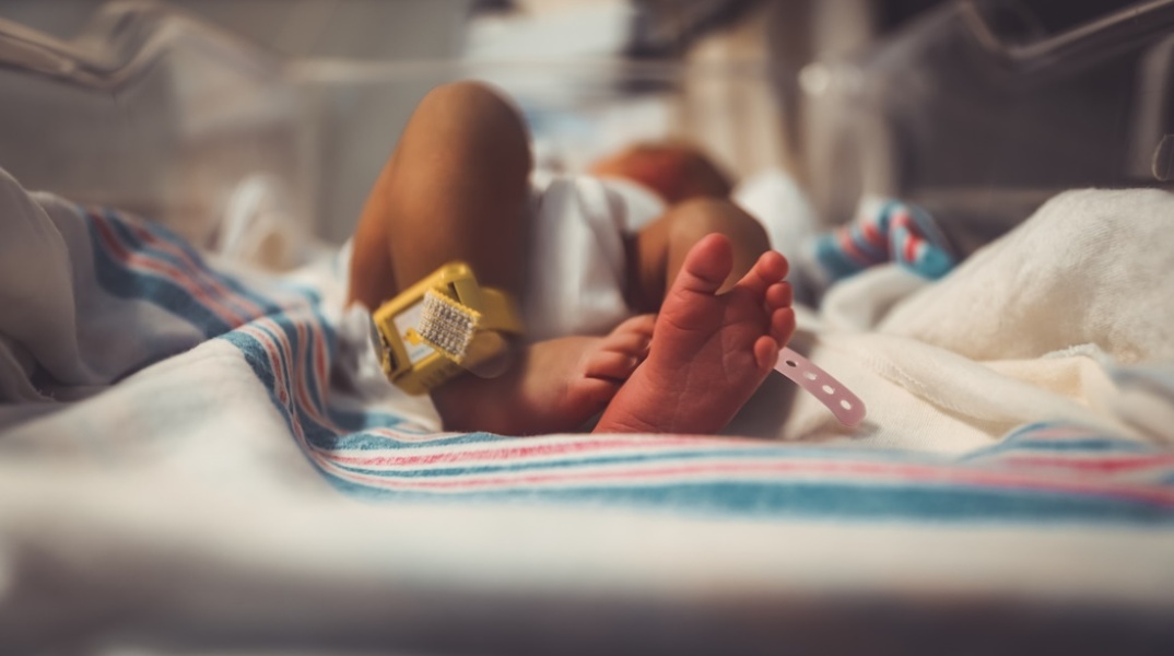 Πατουσάκια μωρού που φέρει ακόμη τη «ταυτότητα» του μαιευτηρίου στο ποδαράκι