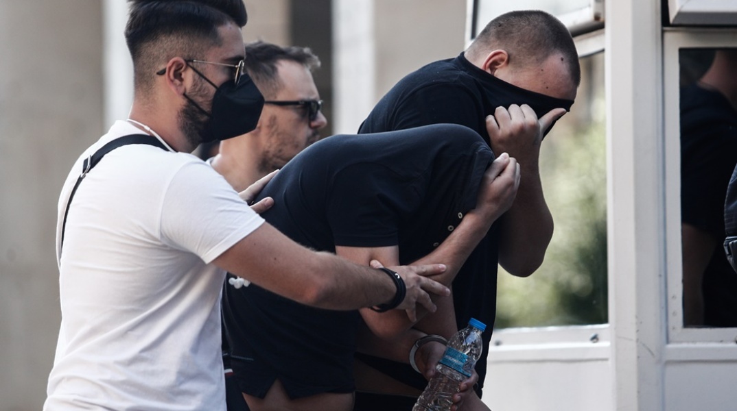 Ενώπιον των ανακριτών με κρυμμένο το πρόσωπό τους οι 30 πρώτοι συλληφθέντες για τη δολοφονία του 29χρονου Μιχάλη Κατσουρή και τα επεισόδια στη Νέα Φιλαδέλφεια