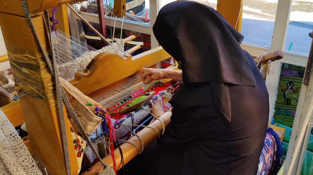 Πιλοτικά εκπαιδευτικά προγράμματα για τους κλάδους της υφαντικής και της κεραμικής δρομολογεί το υπουργείο Πολιτισμού - Σε ποιες δομές της χώρας υλοποιούνται.