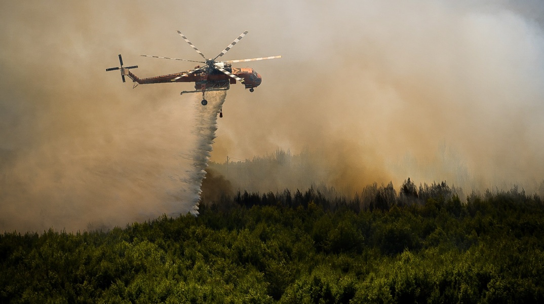 Πυροσβεστικές δυνάμεις επιχειρούν σε φωτιά