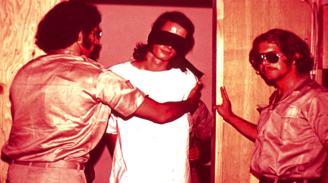 Σαν σήμερα 14 Αυγούστου: Το 1971, ξεκινά το πείραμα φυλάκισης του Στάνφορντ, από τον καθηγητή Ζιμπάρντο - Κρατούμενοι και δεσμοφύλακες σε εικονικούς ρόλους.