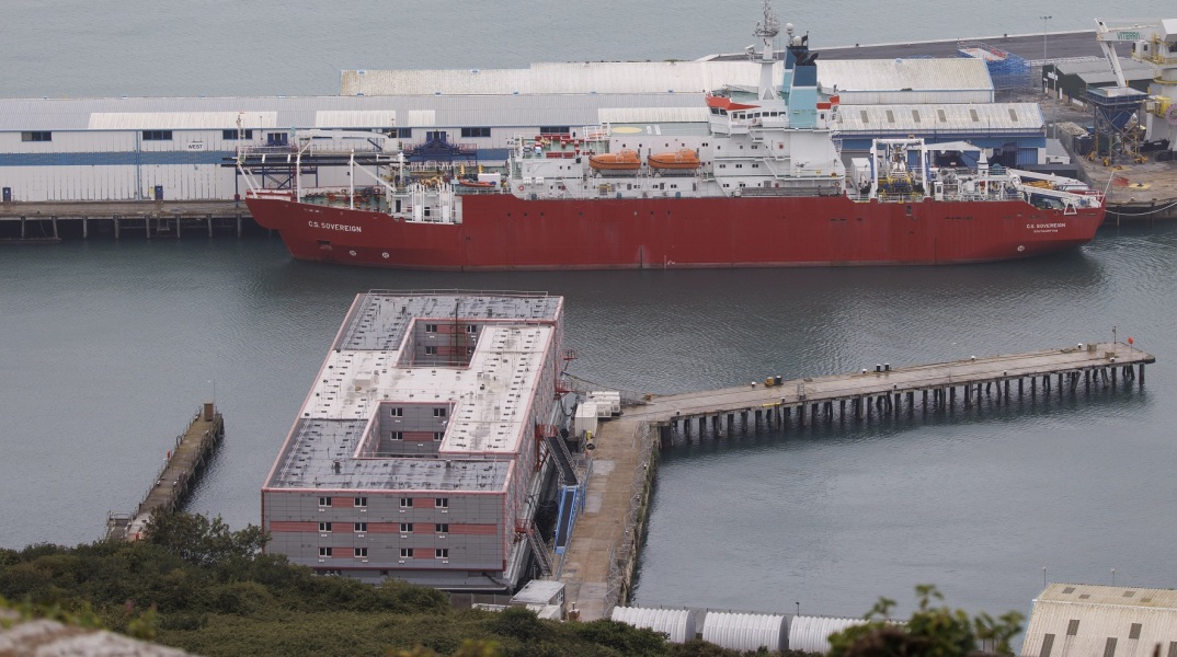 Βρετανία: Μετανάστες απομακρύνονται από τη φορτηγίδα όπου είχαν εγκατασταθεί από τις αρχές, μετά τον εντοπισμό του βακτηρίου Legionella στην παροχή νερού.