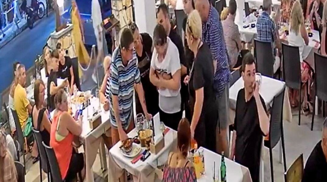 Η στιγμή που σερβιτόρος σώζει με λαβή Χάιμλιχ πελάτισσα σε εστιατόριο της Ζακύνθου