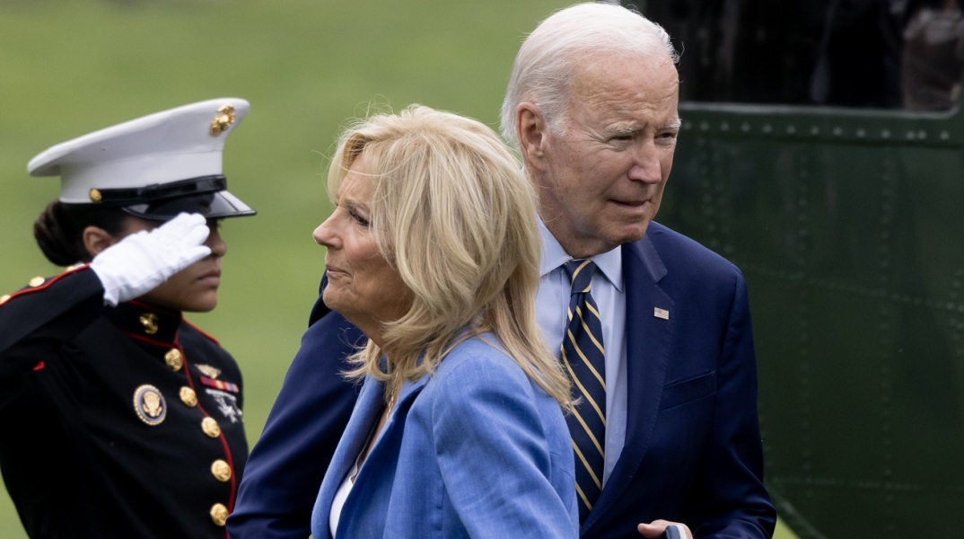 Πυρκαγιές στη Χαβάη: Ο Τζο Μπάιντεν θα μεταβεί στο Μάουι στις 21 Αυγούστου - Εν μέσω επικρίσεων για την αντίδρασή του στις φονικές φωτιές.