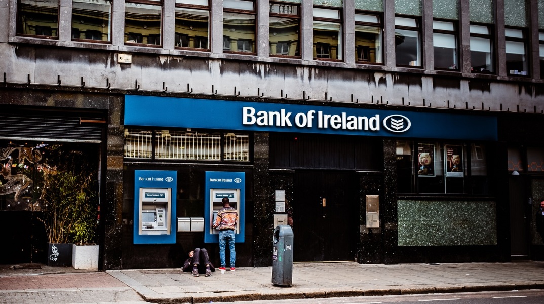 Ιρλανδία: Τα ATM της Bank of Ireland μοίραζαν χθες δωρεάν χρήματα στους πελάτες της λόγω τεχνικού προβλήματος - Συγγνώμη ζήτησε σήμερα η τράπεζα.