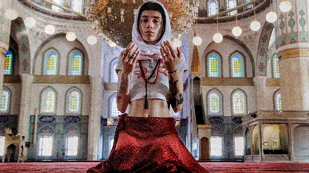 Σάλος στην Τουρκία με μοντέλο που φωτογραφήθηκε με την κοιλιά έξω σε τζαμί της Άγκυρας