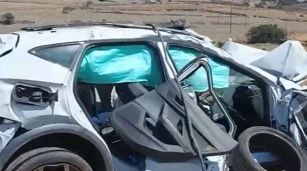 Αυτοκίνητο διαλύθηκε μετά από «τρελή» πορεία στην Πάρο - Χτυπούσε σε κολόνες και έκανε τούμπες