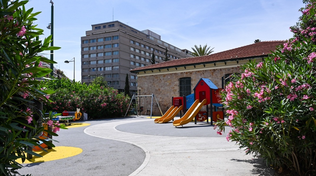 Δήμος Αθηναίων: Αναμόρφωσε πλήρως ακόμη μια παιδική χαρά της πόλης – Νέος χώρος ψυχαγωγίας στη γειτονιά των Ιλισίων, σε έκταση 300,91 τ.μ.