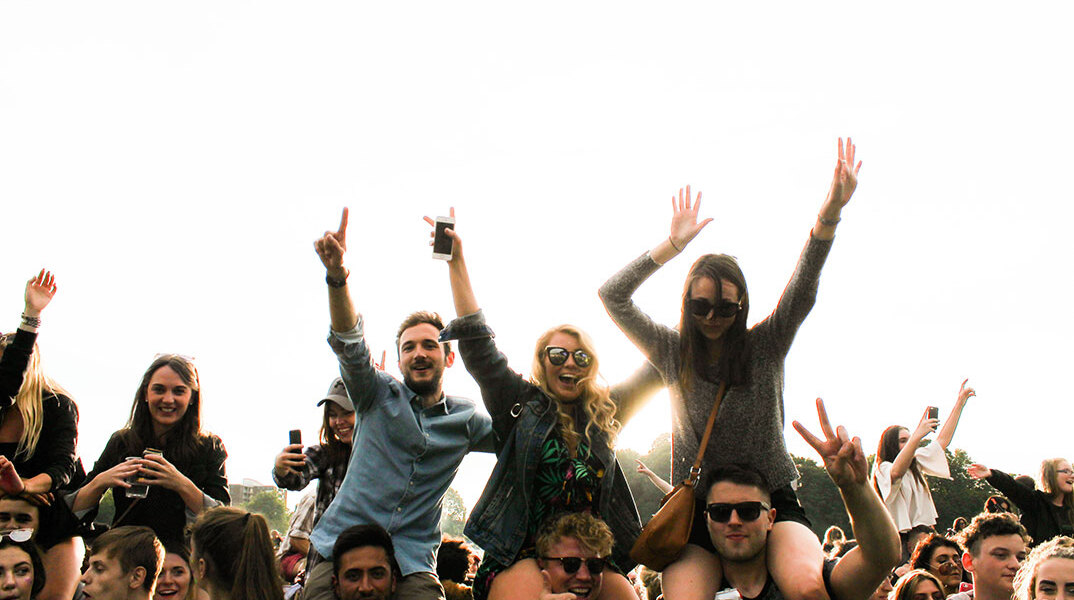 Φίλοι διασκεδάζουν