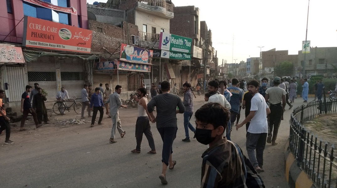 Πακιστάν: Ένοπλοι αναπτύχθηκαν για να φρουρήσουν χριστιανούς πακιστανούς πολίτες αφού μουσουλμανικός όχλος πυρπόλησε εκκλησίες.