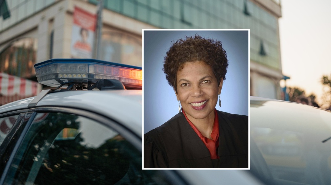 ΗΠΑ: Μια γυναίκα συνελήφθη στο Τέξας επειδή απείλησε τη ζωή της δικαστή στη δίκη του Ντόναλντ Τραμπ - Άφηνε ρατσιστικά μηνύματα στο γραφείο της Τάνια Τσάτκαν.