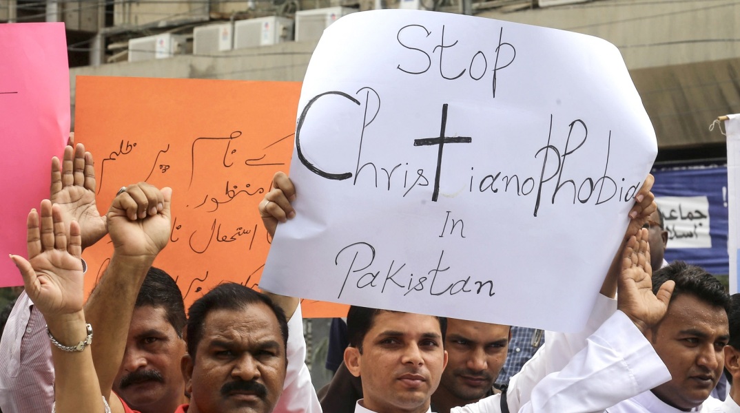 Πακιστάν: Δύο χριστιανοί κρατούνται για βλασφημία, μετά το κάψιμο εκκλησιών από οργισμένα πλήθη μουσουλμάνων - Συνεχίζεται το κύμα βίας.