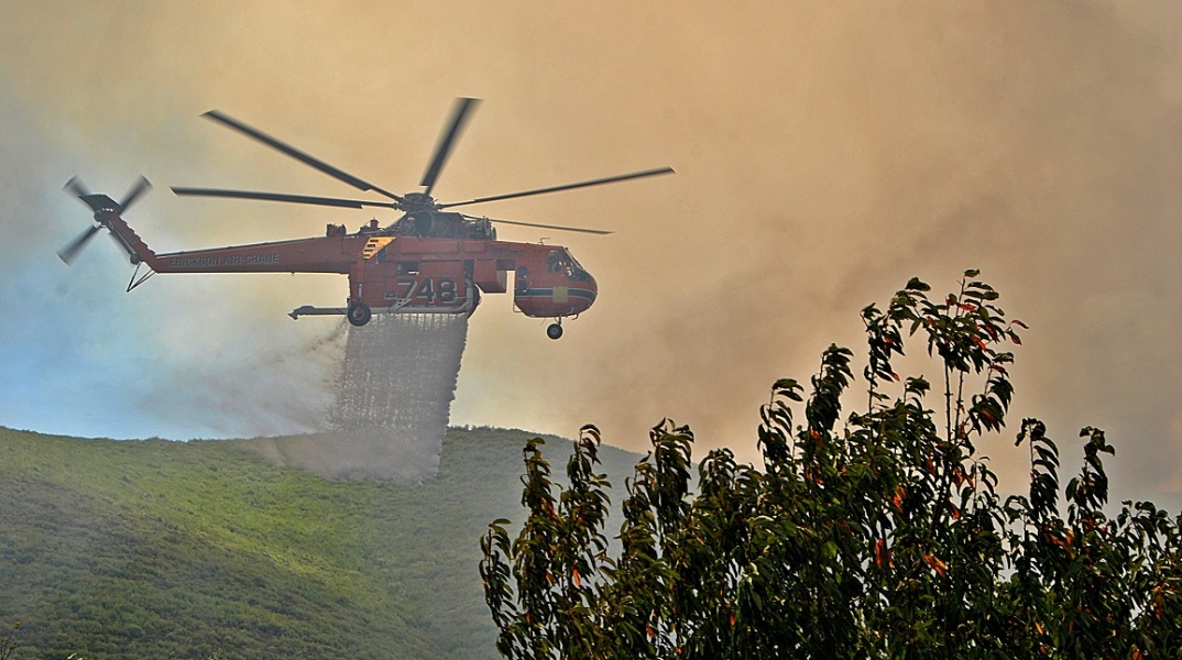 Ζάκυνθος: Μεγάλη πυρκαγιά στην περιοχή Τσιλιβί - Έχει ζητηθεί εκκένωση της περιοχής καθώς απειλούνται σπίτια - Κινητοποιήθηκαν επίγειες και εναέριες δυνάμεις.