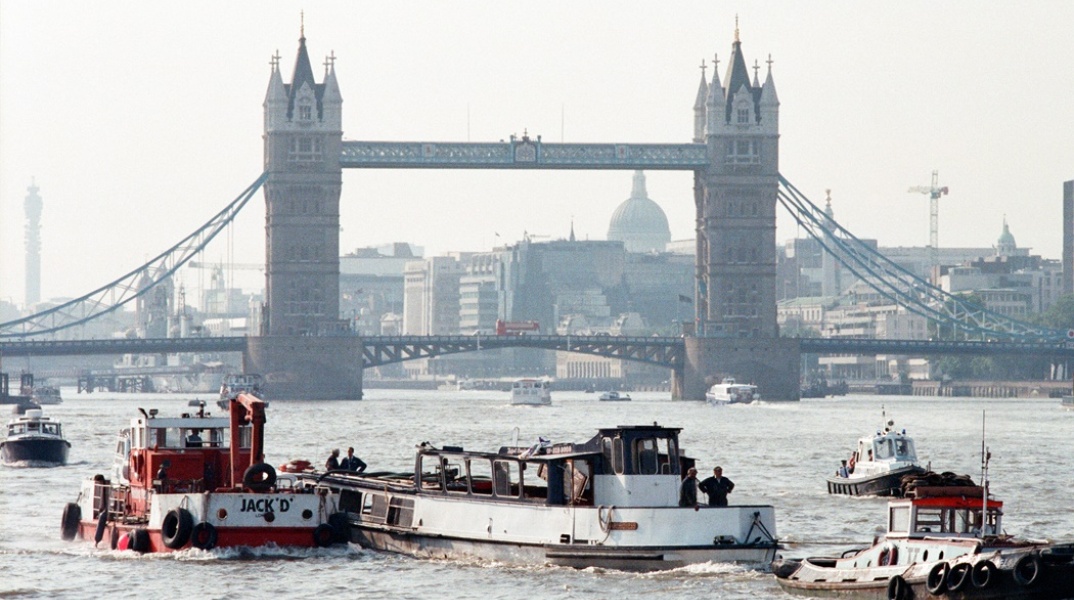 Marchioness: Το ναυάγιο του σκάφους αναψυχής στον Τάμεση στις 20 Αυγούστου 1989 - Εικόνα από τη ρυμούλκηση του κουφαριού λίγες ημέρες μετά την τραγωδία