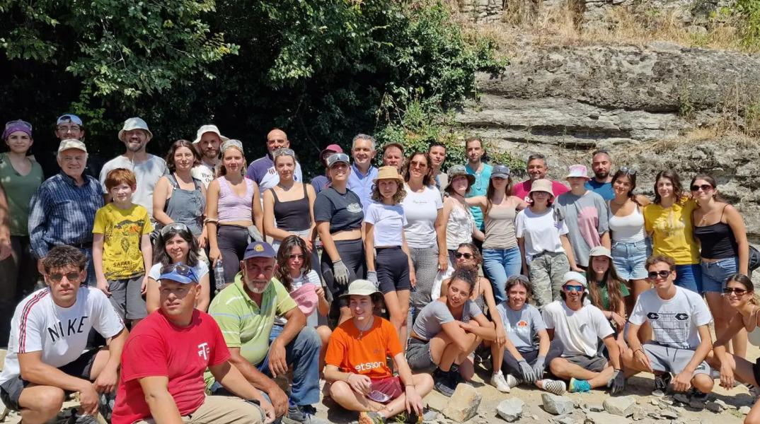 Κοζάνη: Φοιτητές έχτισαν με πέτρα καλντερίμια και αυλές στον Πεντάλοφο - Ένα από τα σημαντικότερα Μαστοροχώρια της δυτικής Μακεδονίας και της Ηπείρου.